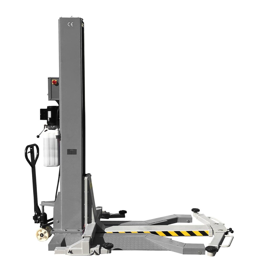 Einsäulen-Hebebühne für Pkw in grauer Industrieausführung mit seitlich ausfahrbaren Tragarmen. Die Konstruktion besteht aus einer hohen Standsäule mit integrierter Hydraulikeinheit, Bedienelementen und Ölbehälter sowie einer bodennahen Plattform mit gelb-schwarzer Sicherheitsmarkierung. Die Bühne ist freigestellt vor weißem Hintergrund dargestellt.