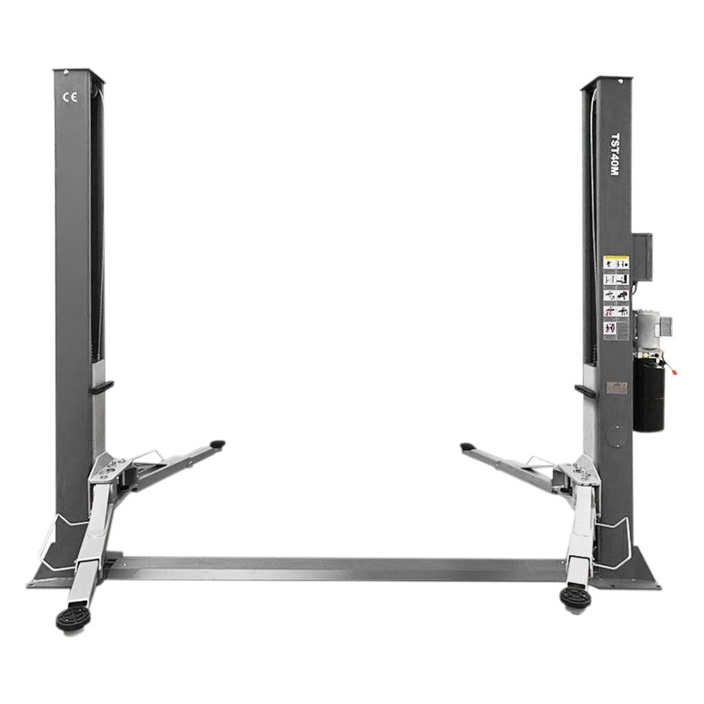 Frontale Gesamtansicht einer Zwei-Säulen-Kfz-Hebebühne mit bodenbündiger Verbindungsschiene. Die beiden grauen Standsäulen stehen sich gegenüber und verfügen über schwenkbare Tragarme mit höhenverstellbaren Aufnahmetellern zur sicheren Aufnahme verschiedener Fahrzeugtypen.