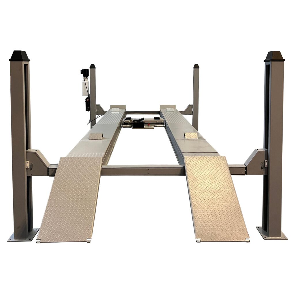 Frontansicht einer Kfz-Viersäulenhebebühne mit zwei Auffahrrampen aus rutschfestem Riffelblech, verbundenen Fahrbahnen und stabilen Standsäulen für die Fahrzeugaufnahme.