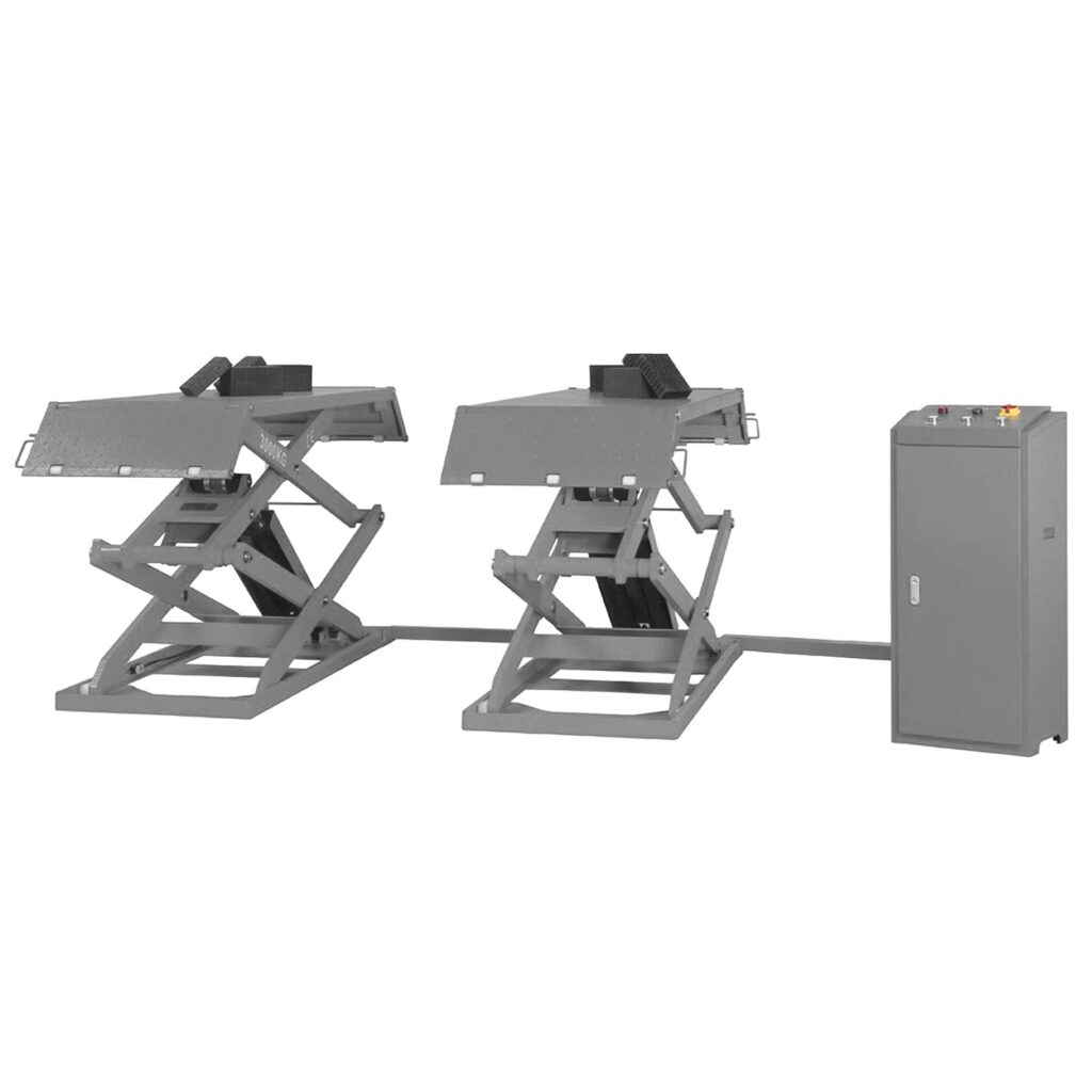 Hydraulische Doppelscherenhebebühnen für Fahrzeuge mit jeweils einer Plattform, verbunden durch eine Quertraverse, rechts daneben ein separates graues Steuer- und Hydraulikaggregat, freigestellt vor weißem Hintergrund.