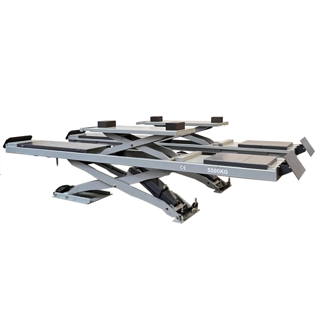 Scherenhebebühne für schwere Fahrzeuge mit parallelen Fahrbahnen, stabiler X-Scherenkonstruktion und einer Tragfähigkeit von bis zu 5500 kg, dargestellt in halb angehobener Position.