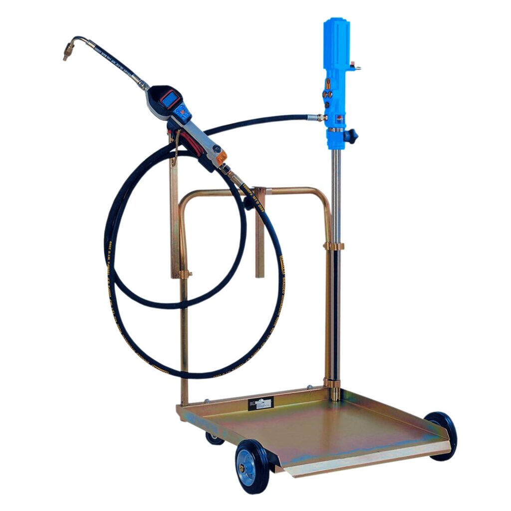 Mobiles Schmierstofffördergerät mit Fahrplattform, vertikaler Säule, blauem Pumpenmodul, angeschlossenem Schlauch und Handgriff mit digitalem Zähler.