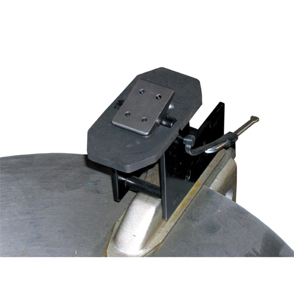 Schwarze Metallhalterung mit Klemmbefestigung, montiert auf einer runden Metallfläche, mit verschraubter Montageplatte und Sicherungsstift.