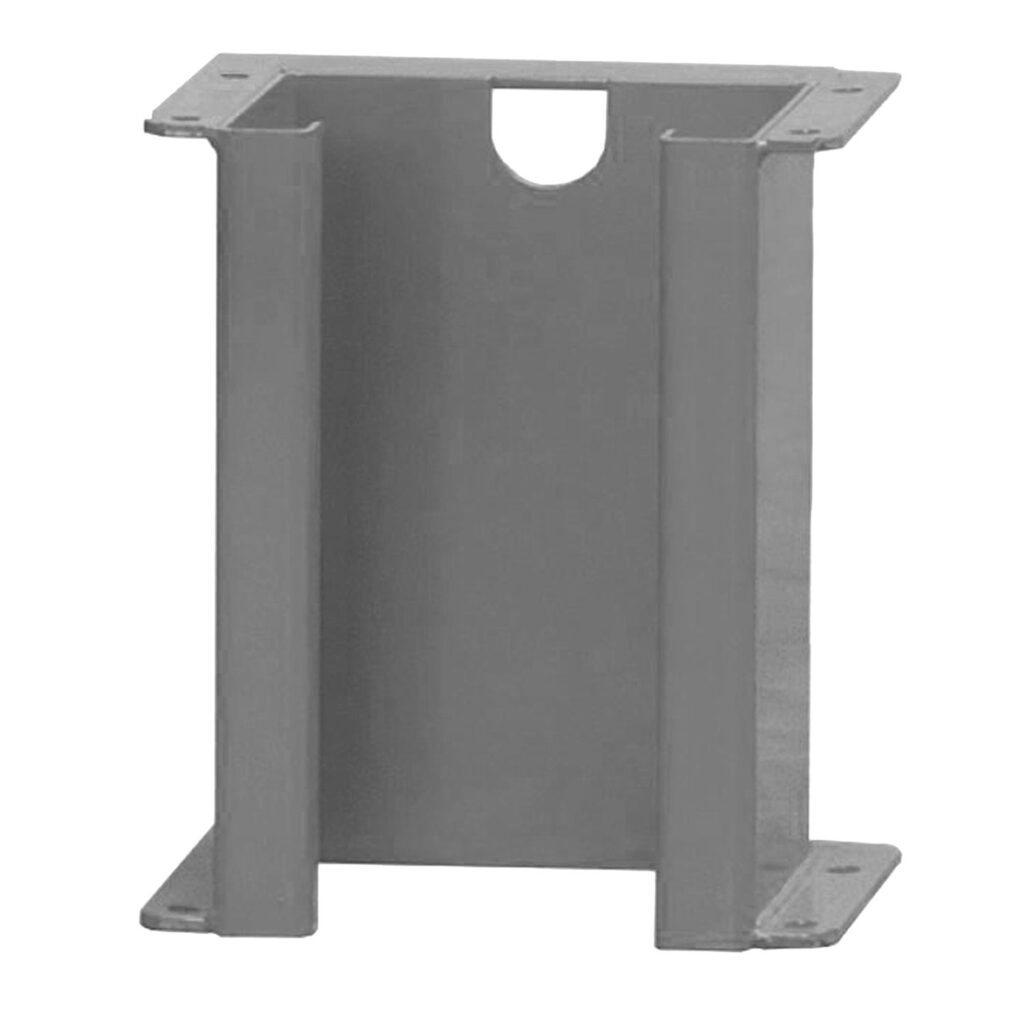 Graue, rechteckige Metallhalterung mit seitlichen Verstärkungen, Befestigungsflanschen oben und unten sowie einer halbkreisförmigen Aussparung im oberen Bereich.