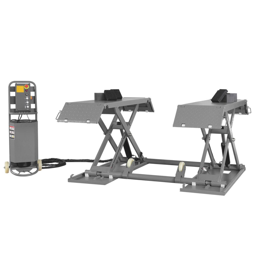 Mobile hydraulische Scherenhebebühne mit zwei synchronisierten Hebeeinheiten, verbindender Querstrebe sowie separater fahrbarer Steuereinheit mit Bedienelementen und Not-Aus, freigestellt vor weißem Hintergrund.