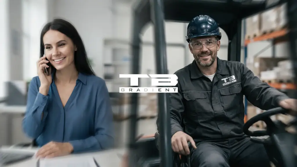 Mitarbeiterin im Büro telefoniert, daneben ein Mitarbeiter mit Schutzhelm auf einem Gabelstapler in einer Lagerhalle, in TB Gradient Arbeitskleidung.