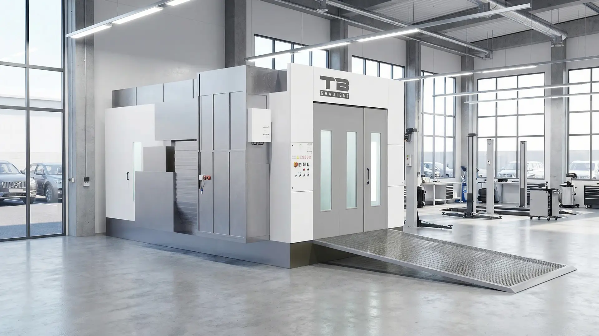 Geschlossene Lackier- und Trockenkabine in einer modernen Fahrzeugwerkstatt mit Rampe, Steuerpanel und umliegenden Hebebühnen in sauberer moderner Werkstatt. Große Fensterfronten umlaufend mit Sicht auf den Werkstatthof. Im Werkstatthof stehe diverse Pkw.